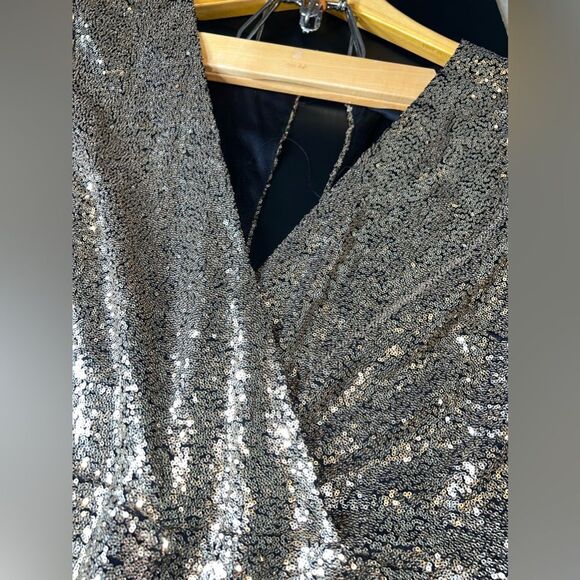 By The Way Gold Sequins Long Sleeve & Shorts V-Neck Romper Holiday Festive - Picture 3 of 7